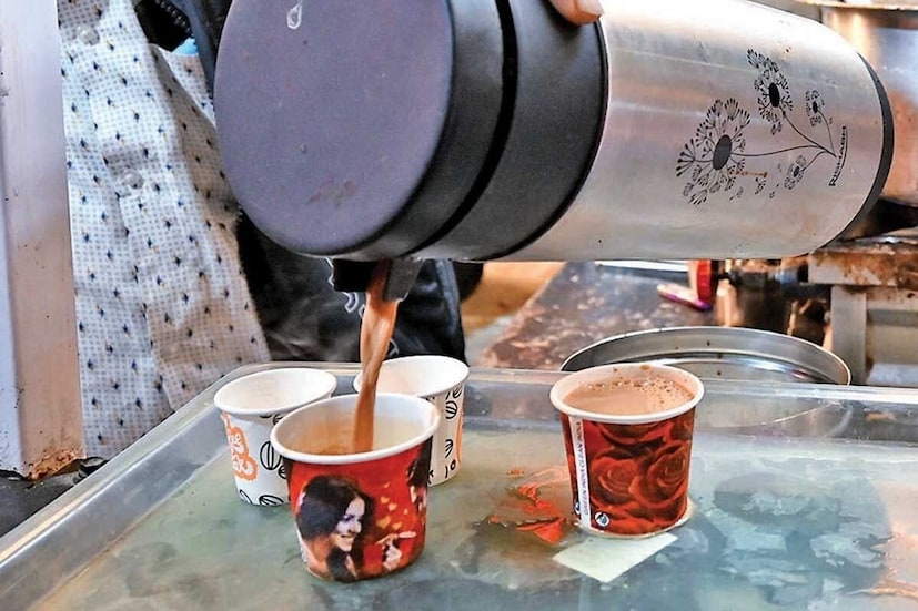 কাগজের কাপ দেখতে ক্ষতিকারক নাও হতে পারে, কিন্তু এগুলো সম্পূর্ণ কাগজ দিয়ে তৈরি নয়। গরম তরল পদার্থ লিক হওয়া রোধ করার জন্য এর ভেতরের পৃষ্ঠটি একটি পাতলা মাইক্রোপ্লাস্টিক স্তর (হাইড্রোফোবিক স্তর) দিয়ে আবৃত থাকে। এই স্তরটি খাদ্য-গ্রেড পলিথিন বা অন্যান্য প্লাস্টিক উপকরণ দিয়ে তৈরি।