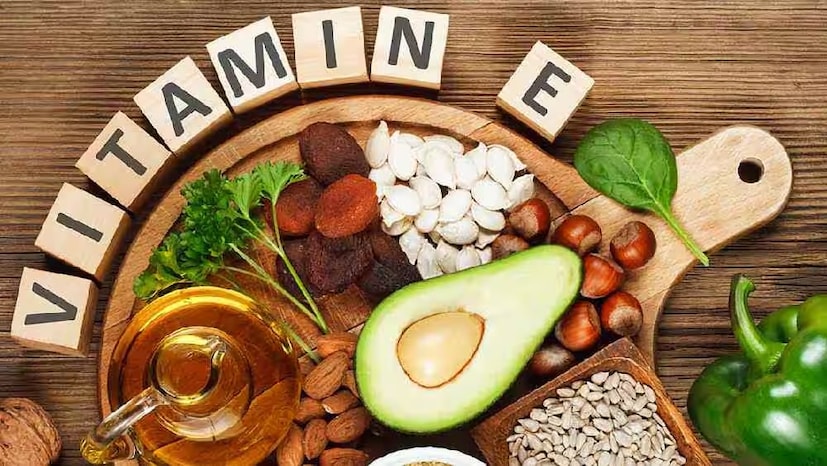 ডাঃ রাজকুমার ব্যাখ্যা করেন যে, পা ফাটার একটি প্রধান কারণ হল ভিটামিন ই-এর অভাব। ত্বকের আর্দ্রতা বজায় রাখতে ভিটামিন ই গুরুত্বপূর্ণ ভূমিকা পালন করে। এটি ত্বকের কোষগুলিকে মেরামত করতে এবং নরম রাখতে সাহায্য করে। শরীরে ভিটামিন ই এর অভাব হলে ত্বক শুষ্ক হয়ে যায় এবং পা ফাটে। এই অভাব পূরণের জন্য, খাদ্যতালিকায় বাদাম, সূর্যমুখী বীজ, পালং শাক, অ্যাভোকাডো এবং জলপাই তেল অন্তর্ভুক্ত করা উচিত। এটি ত্বককে ভিতর থেকে পুষ্টি জোগায় এবং নরম রাখে।