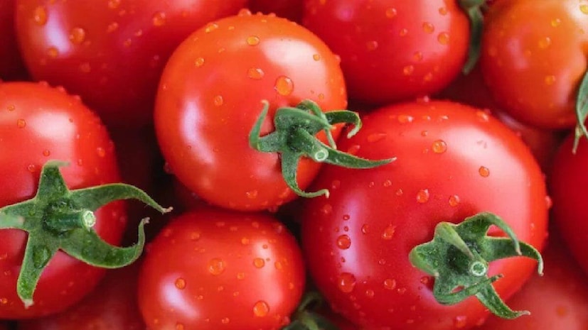 টমেটোতে থাকা লাইকোপিন এবং বিটরুটে থাকা নাইট্রেট স্বাভাবিকভাবেই রক্তচাপ নিয়ন্ত্রণ করে। বিটরুটের রস পান করলে রক্তনালী প্রসারিত হয় এবং রক্ত ​​প্রবাহ উন্নত হয়। একইভাবে টমেটো খেলে খারাপ কোলেস্টেরল কমে এবং হৃদরোগের স্বাস্থ্য উন্নত হয়। প্রতিদিন সকালে এক গ্লাস বিটরুটের রস পান করলে অথবা আপনার স্যালাডে টমেটো যোগ করলে উচ্চ রক্তচাপ থেকে তাৎক্ষণিক মুক্তি পাওয়া যায়। এই দুই উপাদান দিয়ে তৈরি স্যালাড খেলেও চমৎকার ফলাফল পাওয়া যায়।