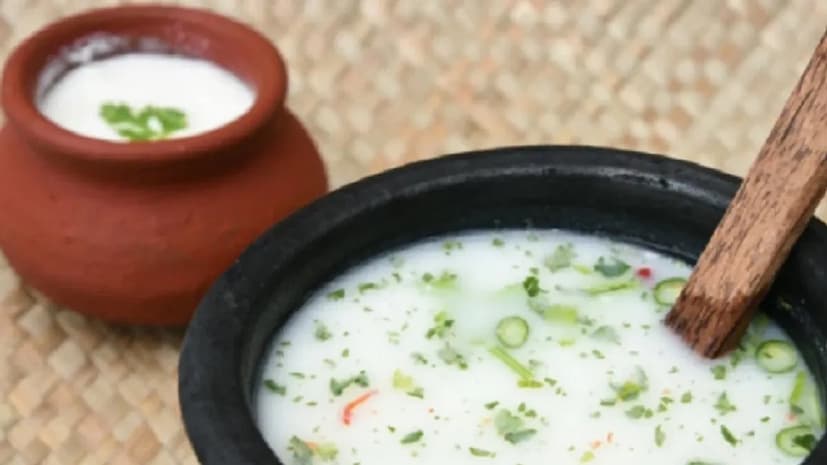 কম চর্বিযুক্ত দই, বাটারমিল্ক এবং স্কিমড মিল্ক উচ্চ রক্তচাপের রোগীদের জন্য খুবই উপকারী। এগুলিতে উপস্থিত ক্যালসিয়াম এবং ম্যাগনেসিয়াম স্বাভাবিক রক্তচাপ বজায় রাখতে সাহায্য করে। নিয়মিত দই খাওয়া শরীরে সোডিয়ামের প্রভাব কমায় এবং ধমনীর স্থিতিস্থাপকতা বজায় রাখে। গ্রীষ্মকালে আপনার প্রতিদিনের দুপুরের খাবারে দই বা বাটারমিল্ক অন্তর্ভুক্ত করুন; এটি তাৎক্ষণিক উপশম প্রদান করবে এবং শরীরকে ঠান্ডা রাখবে।