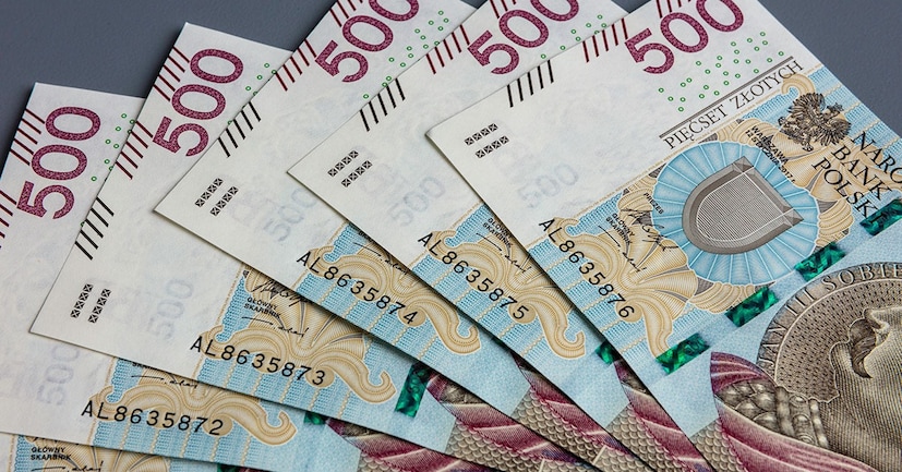 পোল্যান্ডে ₹১০,০০০ এর দাম কত হবে?আজকের হারে, ভারতে ₹১০,০০০ বা দশ হাজার টাকার মূল্য পোল্যান্ডে প্রায় ৪১৩.৫৪ পোলিশ জ্লটি (PLN) এর সমতুল্য। এর মানে হল যে এক জ্লটির মূল্য প্রায় ₹২৪ বা ২৪ টাকা। অর্থাৎ এর থেকেই স্পষ্ট যে টাকা পোলিশ জ্লটির অপেক্ষা যথেষ্ট দুর্বল। Image : News 18