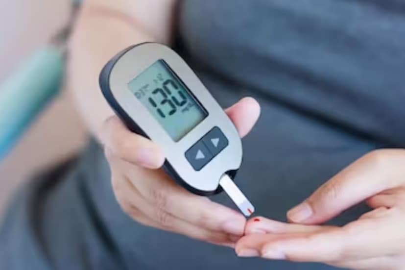 এটি ঝোপঝাড় এবং বড় গাছে জন্মানো লতা হিসেবে জন্মায়। আয়ুর্বেদে, এটি ডায়াবেটিসের চিকিৎসায় এর ভূমিকার জন্য বিশেষভাবে পরিচিত। গুড়মার খাওয়া শরীরে চিনির মাত্রা নিয়ন্ত্রণ করে, তাই এটিকে মধুনাশিনী বলা হয়, যার অর্থ 