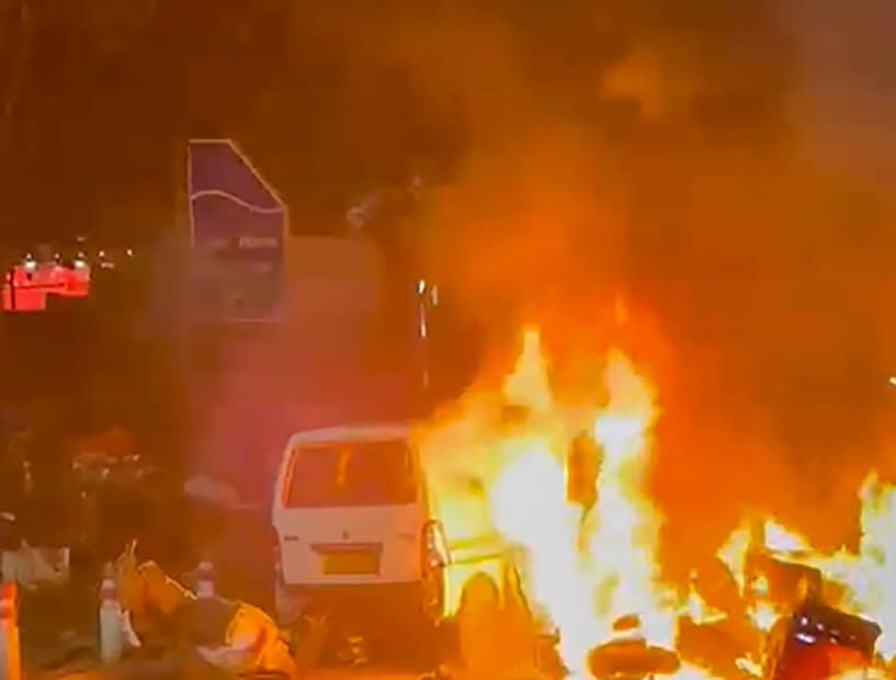 শুধু তা-ই নয়, এনএসজি এবং ফরেন্সিক দলও রয়েছে ঘটনাস্থলে। বিস্ফোরণের ঘটনায় অন্তত আট জনের মৃত্যু ঘটেছে। বিস্ফোরণের পরেই শাহের সঙ্গে কথা বলেছেন প্রধানমন্ত্রী নরেন্দ্র মোদি। (ছবি সৌজন্যে PTI)