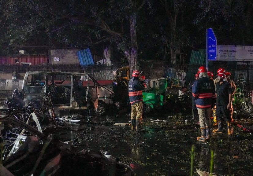 ঘটনাস্থলে যাওয়ার আগে হাসপাতালে যান শাহ। ঘটনায় যাঁরা জখম হয়েছেন, তাঁদের দেখতেই হাসপাতালে গিয়েছেন তিনি। (ছবি সৌজন্যে PTI)