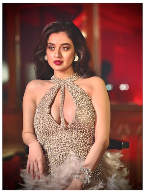 মূল গানটি গেয়েছিলেন কিংবদন্তি শিল্পী লতা মঙ্গেশকর ও কিশোর কুমার। নতুন সংস্করণে কণ্ঠ দিয়েছেন সৌম্য রিত ও নবাগতা শ্রুতি, আর সঙ্গীতায়োজন করেছেন রাহুল সরকার।