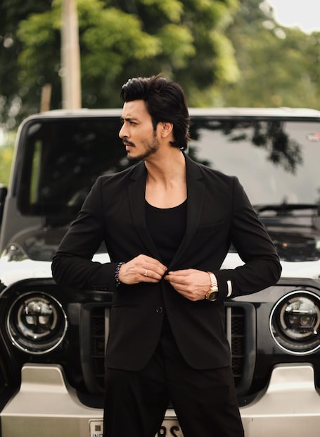 সত্তরের দশকের ক্যাবারে সংস্কৃতিকে শ্রদ্ধা জানিয়ে নির্মিত এই মিউজিক ভিডিওতে রেট্রো আবহ, আকর্ষণীয় সাজসজ্জা এবং দর্শনার ঝলমলে উপস্থিতি মিলিয়ে তৈরি হয়েছে এক অনন্য দৃষ্টিনন্দন অভিজ্ঞতা। দ্য অ্যাকাডেমি অফ ফাইন আর্টস শীঘ্রই মুক্তি পেতে চলেছে, আর এই গান দিয়ে শুরু হচ্ছে ছবিটির সঙ্গীতময় প্রচার।