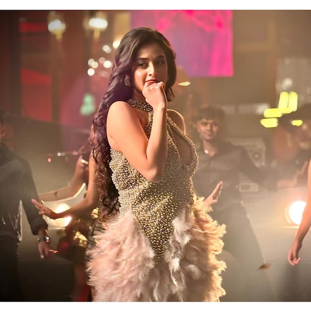  "দ্য অ্যাকাডেমি অফ ফাইন আর্টস" ছবির প্রোমোশনাল মিউজিক ভিডিওতে একেবারে নতুন এবং গ্ল্যামারাস অবতারে দেখা যাবে অভিনেত্রী দর্শনা বণিককে। জনপ্রিয় কালজয়ী গান ‘চুরি ছাড়া কাজ নেই’-এর নতুন রূপে নির্মিত এই ক্যাবারে-স্টাইল ভিডিওয় পুরনো দিনের নস্টালজিয়া আর আধুনিক সুরের মেলবন্ধনে তৈরি হয়েছে এক অনন্য ভিজ্যুয়াল অভিজ্ঞতা।