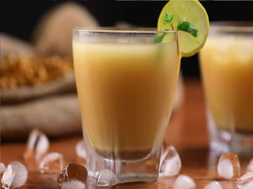 ছাতুর শরবত-গ্রীষ্মকালে শীতলকারী 'সুপারফুড' হিসেবে বিবেচনা করা হয়, কিন্তু শীতকালে এটি খেলে বিপরীত প্রভাব পড়তে পারে। ছাতুর শীতল প্রকৃতি শরীরের তাপমাত্রা কমিয়ে দেয়, যা সর্দি-কাশির তীব্রতা বাড়িয়ে তুলতে পারে। আপনি হালকা গরম দুধ, আদা চা, অথবা হলুদের দুধের মতো উষ্ণ পানীয়ের পরিবর্তে এটি ব্যবহার করতে পারেন।