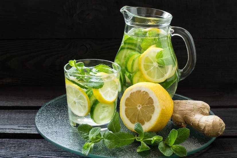 লেবুজল বা ডিটক্স ওয়াটার – ঠান্ডা লাগার ক্ষেত্রে গলার জন্য ক্ষতিকর। লেবুজল এবং ডিটক্স ওয়াটার শরীর থেকে বিষাক্ত পদার্থ দূর করতে সাহায্য করে, কিন্তু ঠান্ডা লাগার ক্ষেত্রে গলার জন্য বিপজ্জনক। লেবু অ্যাসিডিক এবং গলা জ্বালা করতে পারে, এবং এর শীতল বৈশিষ্ট্য শ্লেষ্মা উৎপাদন বৃদ্ধি করতে পারে। এটি হালকা গরম জল এবং মধুতে মিশিয়ে খান। এটি সুস্বাদু এবং গলার জন্য প্রশান্তিদায়ক।