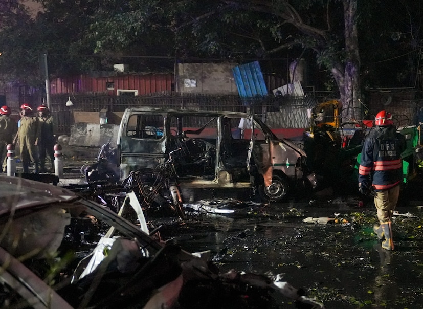 ঘটনায় ৯ জনের মৃত্যু হয়েছে৷ এই সংখ্যাটা আরও বাড়তে পারে বলে মনে করা হচ্ছে৷ দমকল কর্মীরা কাজ শুরু করে দিয়েছে৷ (Photo Courtesy PTI) 