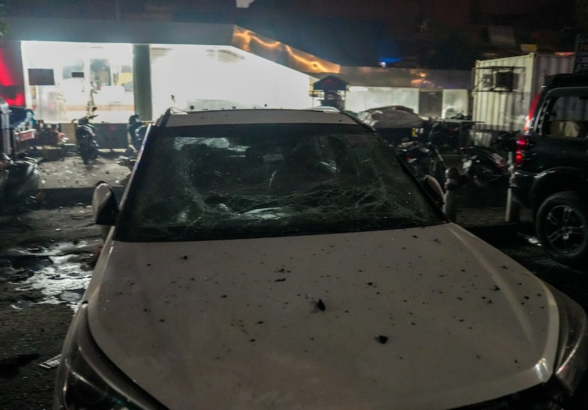 দমকল বিভাগ এবং পুলিশ একটি ফোন পেয়ে ঘটনাস্থলে ছুটে যায়। অগ্নিনির্বাপণ কর্মী, অ্যাম্বুলেন্স এবং ঊর্ধ্বতন পুলিশ কর্তারা ঘটনাস্থলে পৌঁছে গিয়েছেন। আগুন নিয়ন্ত্রণে আনা হয়েছে, তবে বিস্ফোরণের তীব্রতাকে অনেকটা বেশি বলে মনে করা হচ্ছে৷(Photo Courtesy PTI) 