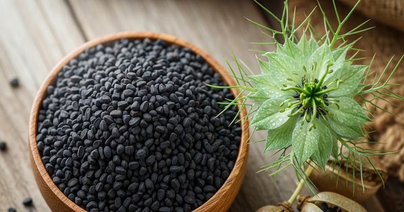 মিশ্রণটি দুটি ভাগে ভাগ করুন। আপনি যদি চান, তাহলে এক ভাগে সামান্য শ্যাম্পু যোগ করতে পারেন। আপনার মাথার ত্বকে এবং চুলের গোড়ায় সাধারণ ভেষজ জল স্প্রে করুন। কিছুক্ষণ রেখে দিন, তারপর শ্যাম্পু মিশ্রিত জল ব্যবহার করে ভালভাবে ধুয়ে ফেলুন।