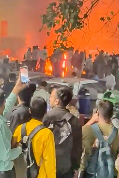 পুলিশ এলাকাটি সম্পূর্ণরূপে সিল করে দিয়েছে এবং ফরেনসিক দল ঘটনাস্থল থেকে নমুনা সংগ্রহ করছে। বিস্ফোরণের ঠিক আগের কার্যকলাপ নির্ধারণের জন্য কাছাকাছি সিসিটিভি ক্যামেরার ফুটেজও পরীক্ষা করা হচ্ছে।(Photo Courtesy PTI) 