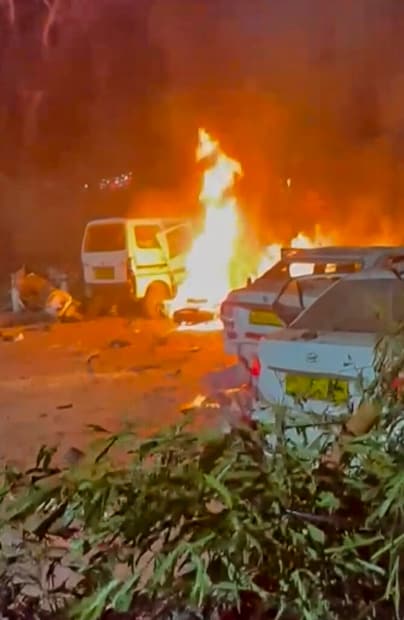 বিস্ফোরণের পর আহত বেশ কয়েকজনকে এলএনজেপি হাসপাতালে ভর্তি করা হয়েছে। হাসপাতাল সূত্র জানিয়েছে যে বেশ কয়েকজনের অবস্থা আশঙ্কাজনক। (Photo Courtesy PTI) 