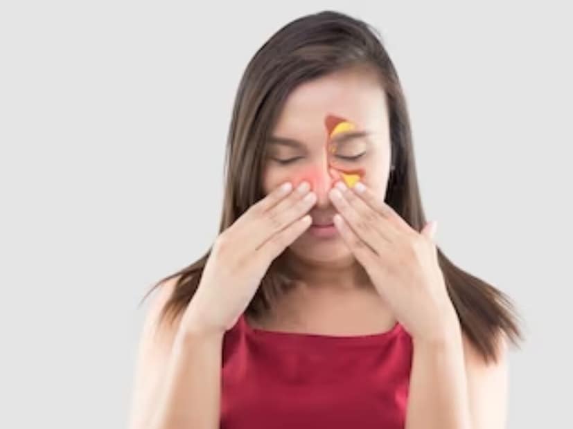 স্বাস্থ্য বিশেষজ্ঞদের মতে, সাইনাসের সমস্যার জন্য আদা একটি কার্যকর চিকিৎসা হতে পারে। আদার অ্যান্টিঅক্সিডেন্ট এবং প্রদাহ-বিরোধী বৈশিষ্ট্য রয়েছে, যা সাইনাসের প্রদাহ কমাতে সাহায্য করতে পারে। 