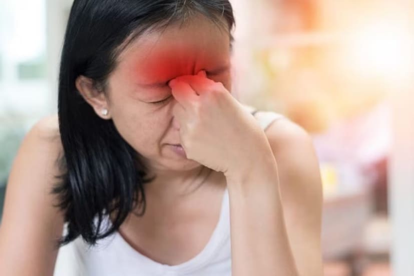 যদি আপনার সাইনাসের সাধারণ সমস্যা থাকে, তাহলে আপনার প্রতিদিন স্টিম ইনহেলেশন অনুশীলন করা উচিত। আপনি দিনে তিনবার, সকাল এবং সন্ধ্যায়, অথবা দিনে কমপক্ষে দু’বার স্টিম নিতে পারেন। এটি গলা এবং নাকের প্রদাহ কমায়, শ্লেষ্মা পরিষ্কার করতে সাহায্য করে। স্টিম ইনহেলেশন সংক্রমণ সৃষ্টিকারী ব্যাকটেরিয়া কমাতেও সাহায্য করে।