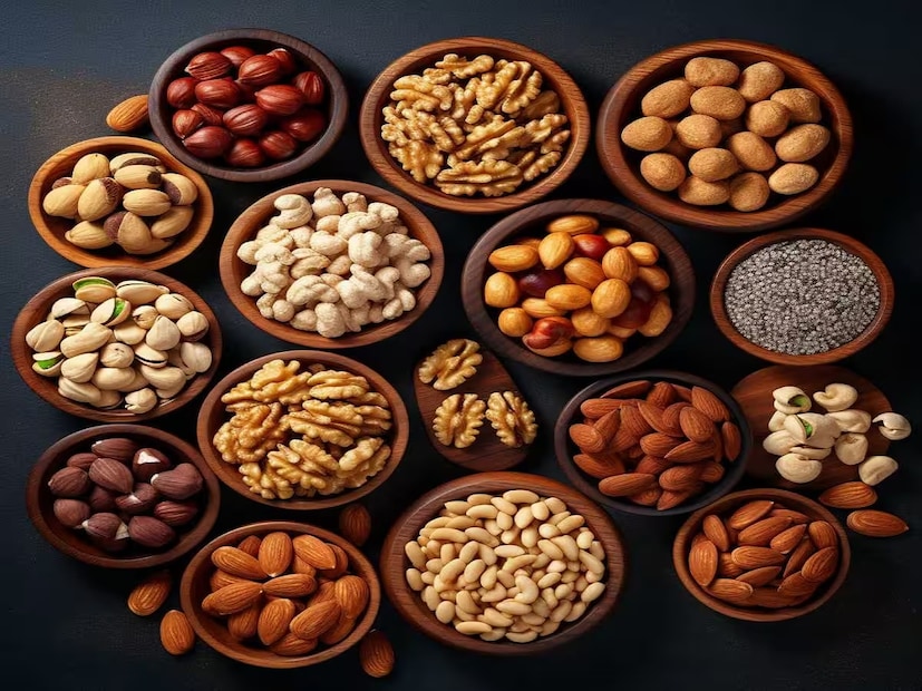 বাদাম স্বাস্থ্যকর চর্বি, ভিটামিন ই, ম্যাগনেসিয়াম এবং প্রোটিন সমৃদ্ধ। এগুলি কেবল রক্তে শর্করার মাত্রা নিয়ন্ত্রণ করে না বরং শক্তি বজায় রাখতেও সাহায্য করে। শীতকালে প্রতিদিন ৪ থেকে ৫টি ভেজানো বাদাম খেলে উষ্ণতা বৃদ্ধি পায় এবং কোলেস্টেরলের মাত্রা নিয়ন্ত্রণে থাকে। এটি ডায়াবেটিস রোগীদের রোগ প্রতিরোধ ক্ষমতাও উন্নত করে এবং শরীরকে শক্তি প্রদান করে।