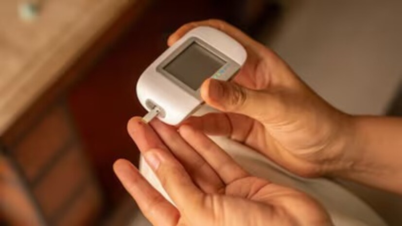 এই নির্দিষ্ট খাবার খাওয়ার পাশাপাশি, ডায়াবেটিস রোগীদের শীতকালে ভাজা বা চিনিযুক্ত খাবার এড়িয়ে চলা উচিত। পরিবর্তে, তাদের ফাইবার, প্রোটিন এবং স্বাস্থ্যকর চর্বি সমৃদ্ধ খাবার বেছে নেওয়া উচিত। প্রচুর পরিমাণে জল পান করা, নিয়মিত ব্যায়াম করা এবং ঠান্ডা লাগার বিরুদ্ধে সতর্কতা অবলম্বন করাও গুরুত্বপূর্ণ। এই ঋতুতে ডায়াবেটিস রোগীদের তাদের খাদ্যাভ্যাসের প্রতি বিশেষ মনোযোগ দেওয়া উচিত।