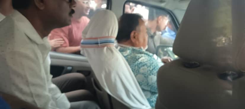 সাংবাদিকদের প্রশ্নের মুখে অবশ্য কিছুই বলেননি পার্থ। অশ্রুসজল চোখে গাড়িতে ওঠেন। গাড়ির কাচের ভিতর থেকে হাত নাড়তে থাকেন অনুগামীদের উদ্দেশ্যে। গাড়ির পিছু পিছু বাইপাসের হাসপাতাল থেকে নাকতলা তাঁর গাড়ির সঙ্গে সঙ্গেই আসে লম্বা বাইকবাহিনী ।