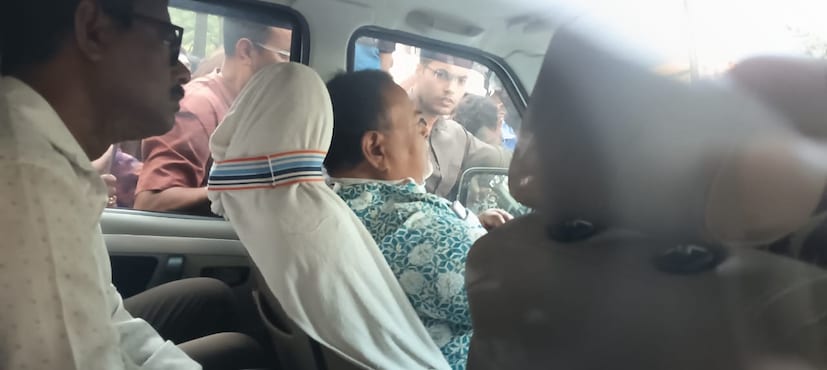 বেরিয়ে আসতেই হাসপাতাল চত্বরে আগে থেকে ভিড় করা অনুগামীরা স্লোগান তোলেন ‘পার্থদা জিন্দাবাদ’। এই সব দৃশ্য দেখে আবেগতাড়িত হয়ে পড়েন রাজ্যের প্রাক্তন মন্ত্রী। কেঁদে ফেলেন তিনি। তবে সংবাদমাধ্যমের প্রশ্নের উত্তরে কিছু বলেননি তিনি। অসম্মতিসূচক ঘাড় নেড়ে বুঝিয়ে দেন, তিনি কোনও উত্তর দিতে চান না।