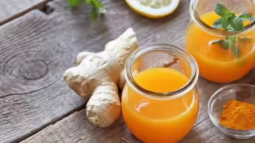 ওজন কমানোর জন্য আদা থেকে উপকার পেতে হলে, এটি সঠিকভাবে খাওয়া গুরুত্বপূর্ণ। সবচেয়ে সহজ উপায় হল আদা ব্যবহার করা।এক টুকরো আদা নিন এবং দুই কাপ জলে ফুটিয়ে নিন। জল অর্ধেক হয়ে গেলে, এটি ছেঁকে নিন এবং খালি পেটে পান করুন। যদি ইচ্ছা হয়, তবে এর স্বাদ বাড়াতে এবং এর ডিটক্সিফাইং প্রভাব দ্বিগুণ করতে সামান্য লেবুর রস এবং মধু যোগ করুন।