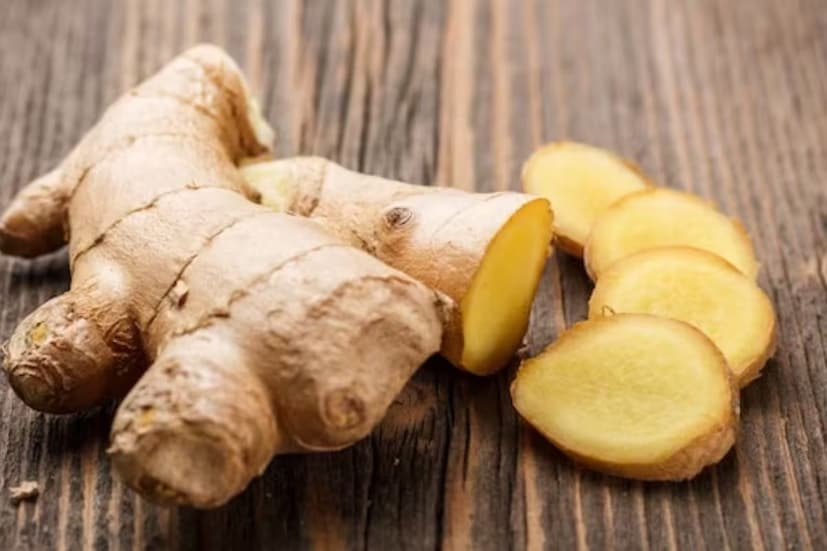 বেশ কয়েকটি গবেষণায় দেখা গেছে যে আদার পুষ্টি উপাদান শরীরের বিপাক ত্বরান্বিত করে, চর্বি পোড়াতে সাহায্য করে এবং ক্ষুধা নিয়ন্ত্রণ করে। ব্রিটিশ স্বাস্থ্য ওয়েবসাইট মেডিক্যাল নিউজ টুডে অনুসারে, ২০২৪ সালে ২৭টি গবেষণার পর্যালোচনায় দেখা গেছে যে আদা খাওয়া ওজন কমাতে কার্যকর হতে পারে। যদিও গবেষকরা বিশ্বাস করেন যে আরও গভীর গবেষণা প্রয়োজন, প্রাথমিক ফলাফল আশাব্যঞ্জক। আপনি যদি স্বাস্থ্যকর খাদ্যাভ্যাস এবং জীবনযাত্রার সঙ্গে আপনার রুটিনে আদা অন্তর্ভুক্ত করেন, তাহলে এটি আপনার ওজন কমানোর যাত্রায় একটি গেম চেঞ্জার হিসেবে প্রমাণিত হতে পারে। বলছেন পুষ্টিবিদ মনপ্রীত কালরা৷