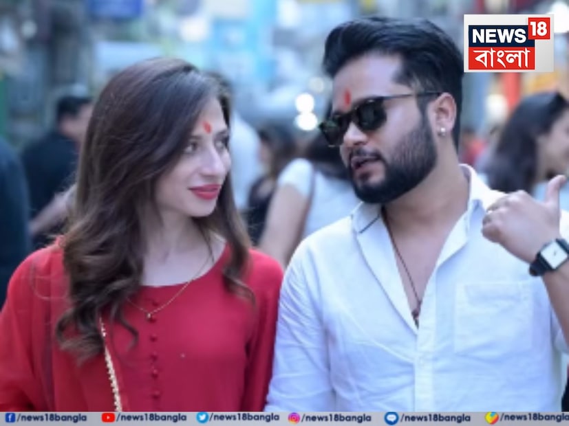 সে বলল, “আমি এই সিনেমাটা দেখেছি, সে ওখানে একজন অভিনেতা। মিলিমিটার, জানো? আমি তাকে টেক্সট করেছিলাম, আর আমরা কথা বলেছিলাম। আমার মনে হয় ১৪ বছর আগে।” এই দম্পতি যখন তাদের ছবি তুলতে যাচ্ছিলেন, তখন রাহুল ফটোগ্রাফারকে জিজ্ঞাসা করলেন তাদের কপালে টিকা ঠিক আছে কিনা। তিনি বললেন যে তারা 