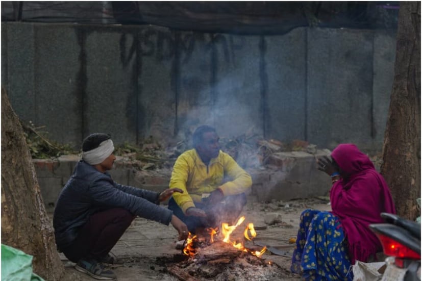 শীতকালে রক্তচাপ কীভাবে নিয়ন্ত্রণে রাখা যায়? বিশেষজ্ঞ বলেন, হৃদরোগ ও রক্তচাপের রোগীদের শীতকালে নিয়মিত তাদের রক্তচাপ পর্যবেক্ষণ করা উচিত। সকাল ও সন্ধ্যায় ঠান্ডা থাকে, তাই এই সময়গুলোতে বাইরে বেরোনো এড়িয়ে চলুন। শরীর গরম রাখার জন্য প্রচুর পশমী পোশাক পরুন। 