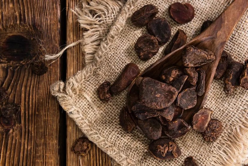 এর ভিটামিন ই, ফ্যাটি অ্যাসিড এবং প্রাকৃতিক অ্যান্টিঅক্সিডেন্ট ত্বককে আর্দ্রতা দেয়, শুষ্কতা দূর করে এবং উজ্জ্বল করে। তেতো বাদাম হজমের উন্নতিও করে। পরিমিত পরিমাণে খেলে ক্ষুধা বৃদ্ধি পায় এবং গ্যাস এবং বদহজমের মতো সমস্যা কমায়।