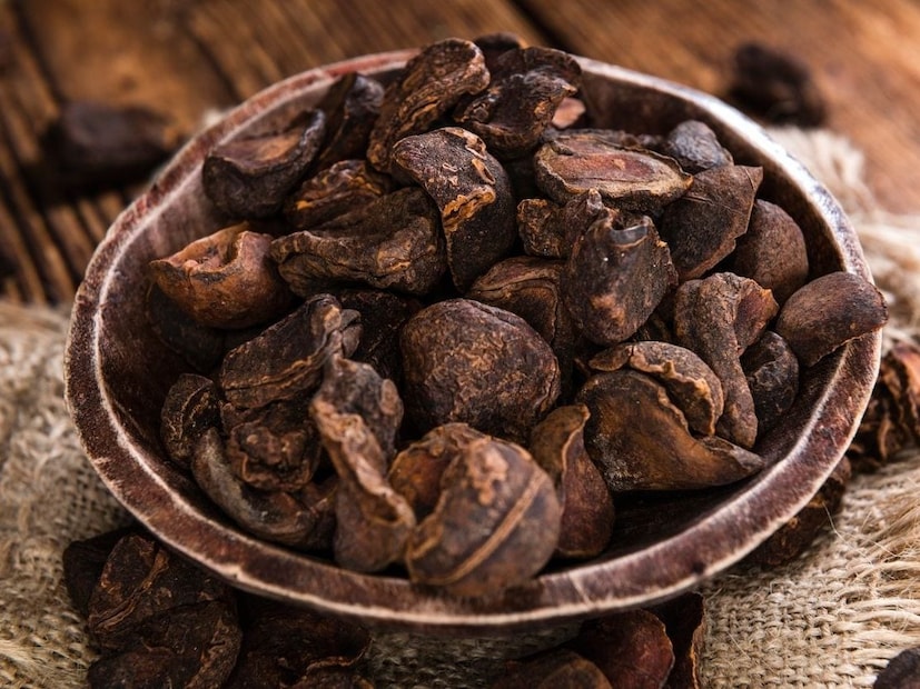 তেতো বাদাম থেকে তৈরি তেল ফাটা গোড়ালিতে লাগালে ত্বক নরম হয়। তিনি বলেন, প্রাচীনকালে যখন আয়ুর্বেদের মাধ্যমে চিকিৎসা করা হত, তখন তেতো বাদাম অনেক রোগ নিরাময়ে ব্যবহার করা হত। আজও এটি অনেক রোগের চিকিৎসায় ব্যবহৃত হচ্ছে।