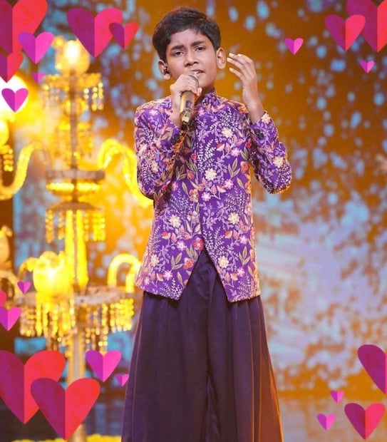 এলাকার নানা গুরুত্বপূর্ণ জায়গায় পোস্টারে দেখা মিলছে আয়ুষের জন্য শুভেচ্ছা বার্তা। সুরের জাদুতে আয়ুষ মজুমদার এখন যেন হয়ে উঠেছে উদ্বাস্তু নগরী অশোকনগরের নতুন গর্ব। (Rudra Narayan Roy )