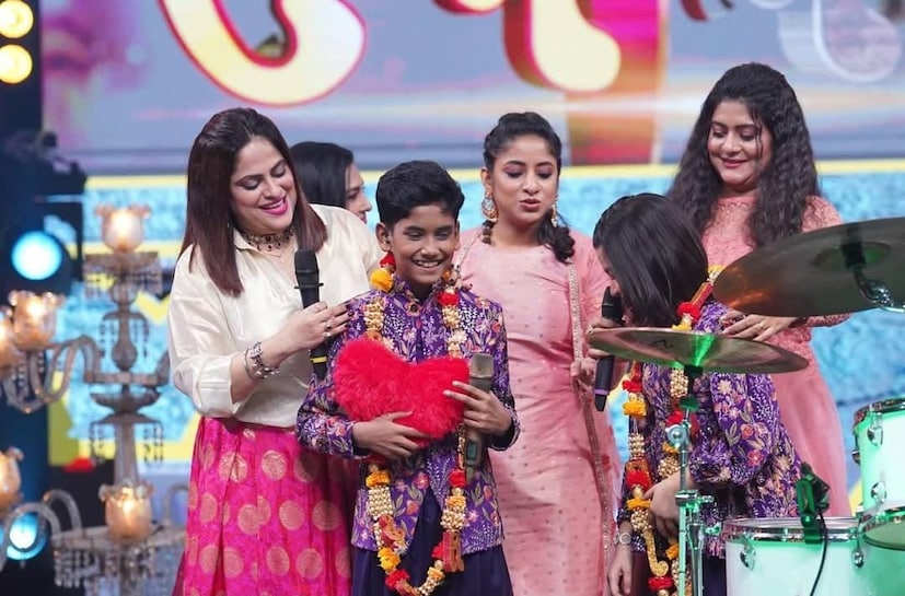 বিচারক থেকে বিশেষ অতিথি- সকলের মন জয় করছে অশোকনগরের এই প্রতিভাবান বালক। তার কণ্ঠে ফুটে উঠছে বাংলা হিন্দি একাধিক হিট গান। সুরের মাধুর্য সঙ্গে আবেগ আর অনুভবের নিখুঁত মেলবন্ধন।