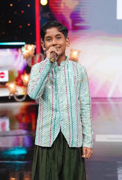 আয়ুষের বাবা অনিমেষ মজুমদার আদ্যপ্রান্ত একজন সঙ্গীতপ্রেমী, আর মা একসময় সঙ্গীত নিয়ে পড়াশোনা করলেও সংসারের কারণে স্বপ্ন থেমে গিয়েছিল- আজ যেন তার সেই অপূর্ণ স্বপ্নই পূরণ করছে ছেলে আয়ুষ।