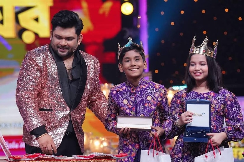 অশোকনগরের এক শান্ত গলি থেকে প্রতিদিন ভেসে আসা রেওয়াজের সুর, এখন গোটা বাংলার মঞ্চ কাপাচ্ছে। বাবা অনিমেষ মজুমদার ও মা অর্পিতা মজুমদারের তত্ত্বাবধানেই সঙ্গীতজীবনের প্রথম পাঠ নিয়েছে আয়ুষ।