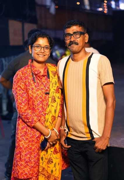 সকালে রেওয়াজ, সন্ধ্যায় অনুশীলন- এই নিয়মিত সাধনাতেই তৈরি হয়েছে আয়ুষের সাফল্যের ভিত। আয়ুষের জন্যই এখন অশোকনগরের সঙ্গীত প্রেমী মানুষেরা ভসছেন আবেগে৷