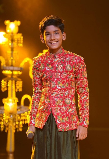 উত্তর ২৪ পরগনা: কয়েক মাস আগেই সোশ্যাল মিডিয়ায় ঠাকুমার পাশে বসে বাংলা গান গেয়ে ভাইরাল হয়েছিল অশোকনগরের ছোট্ট ছেলে আয়ুষ মজুমদার। মিষ্টি কণ্ঠে গাওয়া সেই গান মুগ্ধ করেছিল নেট নাগরিকদের। এবার সেই ভাইরাল খুদে গায়কই পৌঁছে গিয়েছে এক নতুন মঞ্চে- টিভিতে জনপ্রিয় গানের রিয়েলিটি শো তে এখন নিজের প্রতিভার জাদু ছড়াচ্ছে আয়ুষ। (রুদ্র নারায়ণ রায়) উত্তর ২৪ পরগনা: কয়েক মাস আগেই সোশ্যাল মিডিয়ায় ঠাকুমার পাশে বসে বাংলা গান গেয়ে ভাইরাল হয়েছিল অশোকনগরের ছোট্ট ছেলে আয়ুষ মজুমদার। মিষ্টি কণ্ঠে গাওয়া সেই গান মুগ্ধ করেছিল নেট নাগরিকদের। এবার সেই ভাইরাল খুদে গায়কই পৌঁছে গিয়েছে এক নতুন মঞ্চে- টিভিতে জনপ্রিয় গানের রিয়েলিটি শো তে এখন নিজের প্রতিভার জাদু ছড়াচ্ছে আয়ুষ। (রুদ্র নারায়ণ রায়)