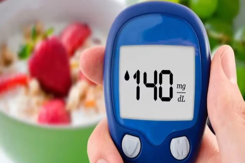 চিনির মাত্রা নিয়ন্ত্রণে সহায়ক: ডায়াবেটিস রোগীদের জন্য তিসির বীজ অত্যন্ত উপকারী বলে মনে করা হয়। তিসির বীজে থাকা ফাইবার রক্তে শর্করার মাত্রা নিয়ন্ত্রণে সাহায্য করে। নিয়মিত সেবন শরীরে চিনি ধীরে ধীরে দ্রবীভূত হতে সাহায্য করে, যা রক্তে শর্করার হঠাৎ বৃদ্ধি রোধ করে।