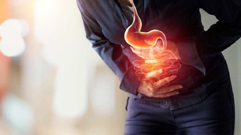 হজম ব্যবস্থা শক্তিশালী করে: তিসির বীজে থাকা ফাইবার হজম ব্যবস্থার জন্য অত্যন্ত উপকারী। এটি কোষ্ঠকাঠিন্য দূর করে এবং পেট পরিষ্কার রাখে। নিয়মিত সেবন গ্যাস, অ্যাসিডিটি এবং বদহজমের মতো সমস্যা প্রতিরোধে সাহায্য করে।