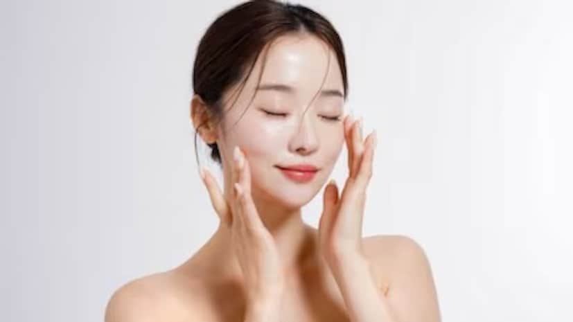 ত্বক এবং চুলের জন্য উপকারী: তিসির বীজে থাকা ভিটামিন ই এবং ওমেগা-৩ ফ্যাটি অ্যাসিড ত্বককে ভেতর থেকে পুষ্টি জোগায়, উজ্জ্বল করে। এটি বলিরেখা এবং শুষ্ক ত্বক কমায় এবং চুলকে শক্তিশালী, ঘন এবং চকচকে করে তোলে।