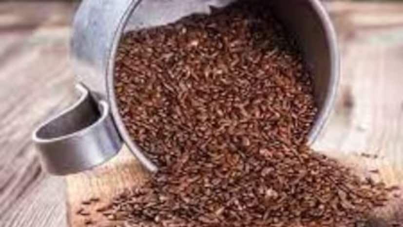 কীভাবে খাবেন: সকালে খালি পেটে হালকা গরম জলের সঙ্গে তিসির বীজ খাওয়া উচিত। আপনি এগুলি পিষে গুঁড়ো করেও ব্যবহার করতে পারেন। মনে রাখবেন এগুলি পরিমিত পরিমাণে খাওয়া উচিত - দিনে এক বা দুই চা চামচ যথেষ্ট। তিসির বীজ একটি প্রাকৃতিক সুপারফুড যা অনেক রোগ প্রতিরোধে সাহায্য করে এবং সুস্বাস্থ্যের উন্নতি করে। আপনি যদি প্রতিদিন সকালে খালি পেটে এগুলি খান, তাহলে কয়েক দিনের মধ্যেই আপনার শরীরে একটি পার্থক্য লক্ষ্য করবেন।