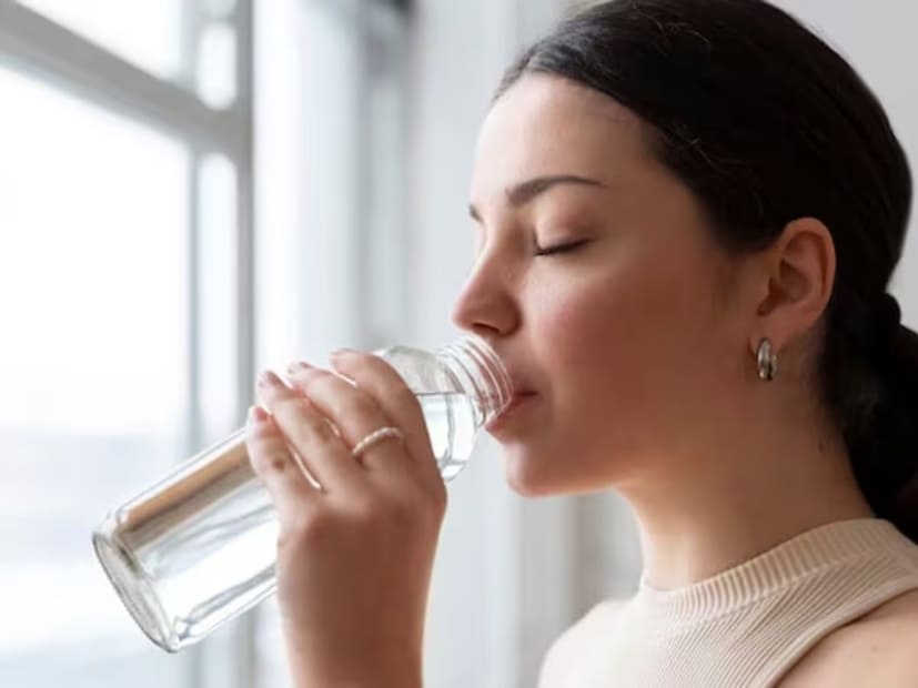 শীতকালে হাত ও পা ফুলে যাওয়ার একটি কারণ হতে পারে কম জল পান করা। শীতকালে মানুষ জল পান কমিয়ে দেয়, যার ফলে হাত ও পা ফুলে যায়। তাই, জল পানের পরিমাণ বাড়ান। ঠান্ডায় কম জল পান করলে শরীরে টক্সিন এবং লবণ জমা হতে পারে, যা ফোলাভাব তৈরি করতে পারে। এর বিরুদ্ধে লড়াই করার জন্য, সারাদিনে ৭-৮ গ্লাস হালকা গরম জল পান করার অভ্যাস করুন।