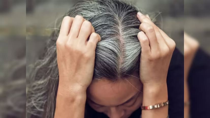 আমলকি রস, নারকেল তেলে কারি পাতা ফুটিয়ে তৈরি তেল এবং রিঠা এবং শিকাকাই দিয়ে তৈরি চুল ধোয়া চুল কালো রাখার জন্য খুবই কার্যকর। একই সঙ্গে প্রোটিন সমৃদ্ধ খাবার এবং পর্যাপ্ত জল গ্রহণও অপরিহার্য।