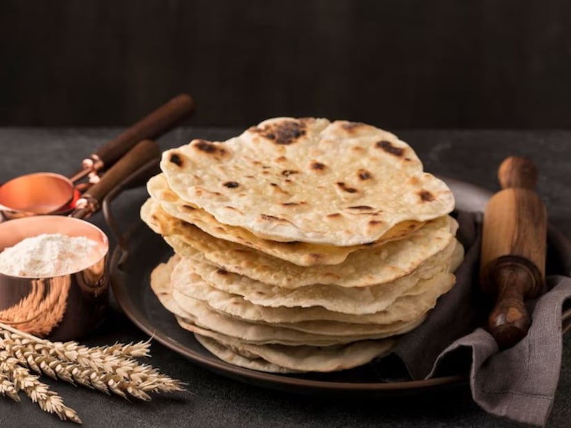 যদি আপনি দইয়ের সঙ্গে রুটি খেতে চান, তাহলে বাসি রুটি ছোট ছোট টুকরো করে ভেঙে দইয়ের সঙ্গে মিশিয়ে নিন, সামান্য লবণ এবং জিরা গুঁড়ো যোগ করুন। এটি কেবল সুস্বাদুই নয়, পেটের জন্যও খুব হালকা, পেট ভরা এবং ক্ষতিকারকও নয়।