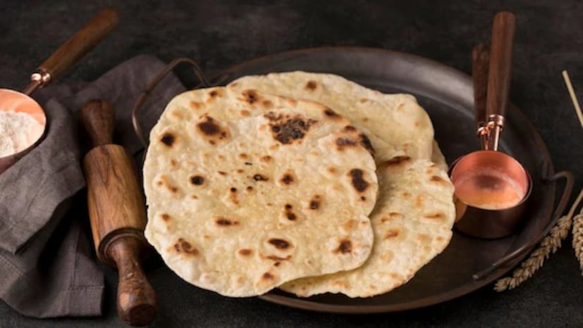 অনেক বিশেষজ্ঞ এখনও এটিকে ঔষধি ভেষজ হিসেবে ব্যবহার করেন। আয়ুর্বেদ বাসি রুটিকে স্বাস্থ্য বৃদ্ধিকারী হিসেবেও উল্লেখ করেছেন। প্রথমত, এর উপকারিতা হল শরীরকে ঠান্ডা করা এবং পাচনতন্ত্রের উন্নতি করা। এটি খাওয়া শরীরের তাপমাত্রার ভারসাম্য বজায় রাখতে সাহায্য করে এবং অ্যাসিডিটি বা গ্যাসের মতো সমস্যা প্রতিরোধ করে।