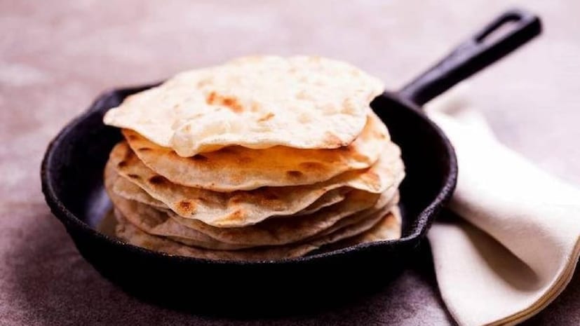 গরম খাবার ছাড়া স্বাদটা ম্লান মনে হয়। তাই আজকাল মানুষ ঘরে গরম খাবারের সঙ্গে গরম রুটি খেতে পছন্দ করে। কিন্তু আপনি কি জানেন যে বাসি রুটি, যাকে আমরা অকেজো বলে মনে করি, আসলে শরীরের জন্য ওষুধ? অনেকেই প্রায়ই আগের রাতের অবশিষ্ট রুটি জলখাবারে খান। আসুন জেনে নেওয়া যাক তার কারণ৷ বলছেন পুষ্টিবিদ মনপ্রীত কালরা৷