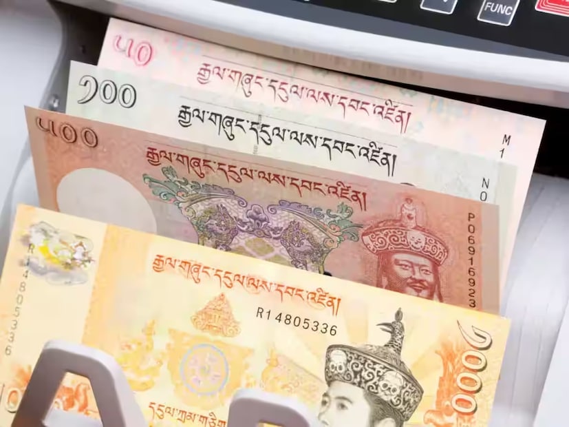 দুই দেশের মুদ্রার মধ্যে পার্থক্য কী?আপনারা নিশ্চয়ই এতক্ষণে বুঝতে পেরেছেন যে ভারত ও ভুটানের মুদ্রার মূল্য প্রায় একই রকম বলে বিবেচিত হয়, যার ফলে দুই দেশের মধ্যে অর্থ বিনিময় অত্যন্ত সহজ। উদাহরণস্বরূপ, ভুটানে ১ ভারতীয় রুপি ১ নগুলট্রামে পরিণত হয়, যেখানে ১০০ টাকা ১০০ নগুলট্রামেই থেকে যায়।