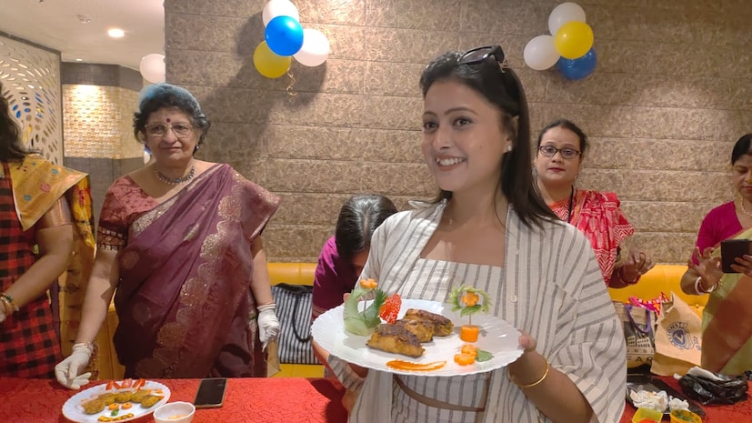 অনুষ্ঠানে উপস্থিত ছিলেন অভিনেত্রী পল্লবী৷ বিভিন্ন রকম মুরগির মাংস রান্নার রেসিপি কুকিং প্রতিযোগিতা হয়৷ যেখানে চিকেনের স্বাস্থ্যকর ও সুস্বাদু বহুমুখী ব্যবহার উপস্থাপিত হল৷ 