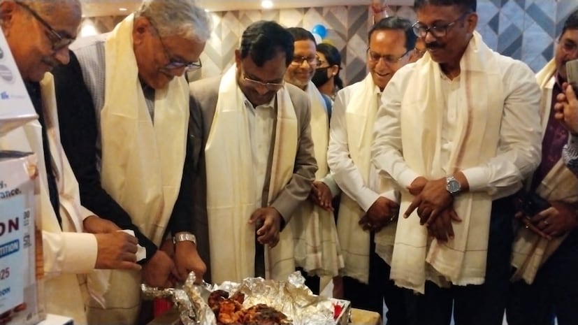 পশ্চিমবঙ্গ পোলট্রি ফেডারেশনের পক্ষ থেকে বিশেষ উদযাপন করা হয়েছে ওয়ার্ল্ডস চিকেন ডে-তে। জাতীয় চিকেন দিবস উপলক্ষ্যে রাজারহাটের এক হোটেলে একটি বিশেষ অনুষ্ঠান আয়োজিত হতে চলেছে। এই অনুষ্ঠানে ফেডারেশনের নির্বাহী সদস্য, স্টেকহোল্ডার ও পোলট্রি খাতের প্রতিনিধিদের পাশাপাশি বিশেষ অতিথিরা উপস্থিত ছিলেন। 