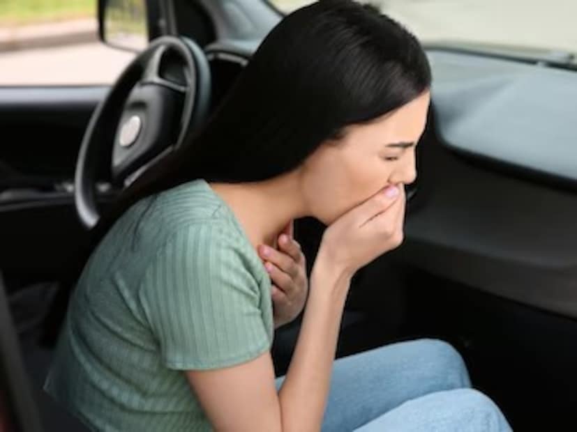 এই সমস্যা থেকে মুক্তি পাওয়ার একাধিক টোটকা আছে৷ সেগুলি মেনে চললে অস্বস্তি থেকে রেহাই মিলতে পারে৷ মূলত অন্তর্কর্ণ বা ভেস্টিব্যুলার সিস্টেম এবং ভিশ্যুয়াল ইনপুটের মধ্যে অসামঞ্জস্যের কারণে এই সমস্যা দেখা দেয়৷ বলছেন স্নায়ুরোগ বিশেষজ্ঞ সুধীর কোঠারি৷