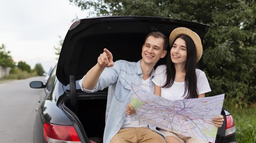 ঠান্ডা জলের ঝাপটা দিন ঘাড়ে৷ এতে কমবে গা বমি বমি ভাব৷ মোশন সিকনেস বশে আসবে৷ কোনও মতেই ফোন দেখবেন না৷ বই পড়বেন না৷